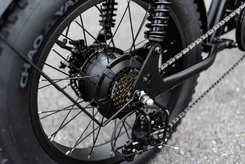 Achterwiel van een e-bike met de motor in de naaf