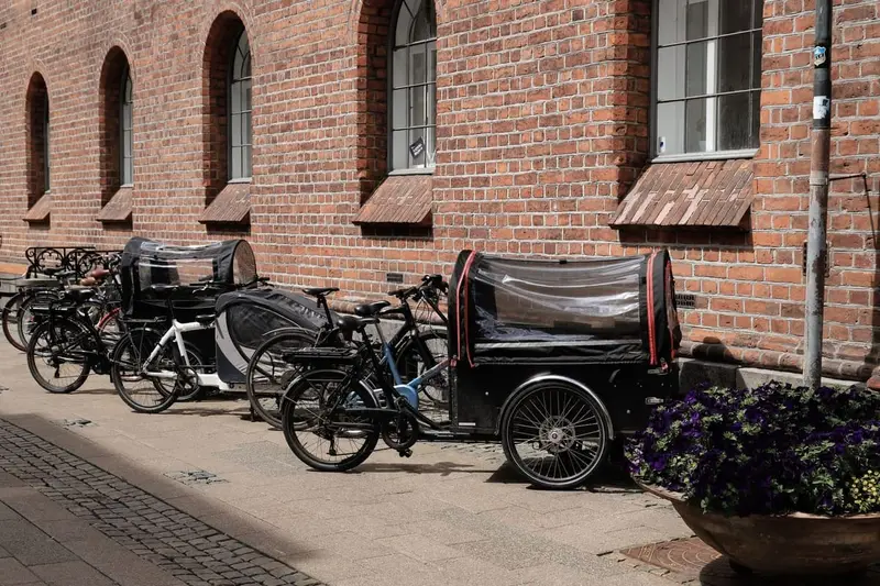 Bakfietsen op straat voor een bakstenen gebouw