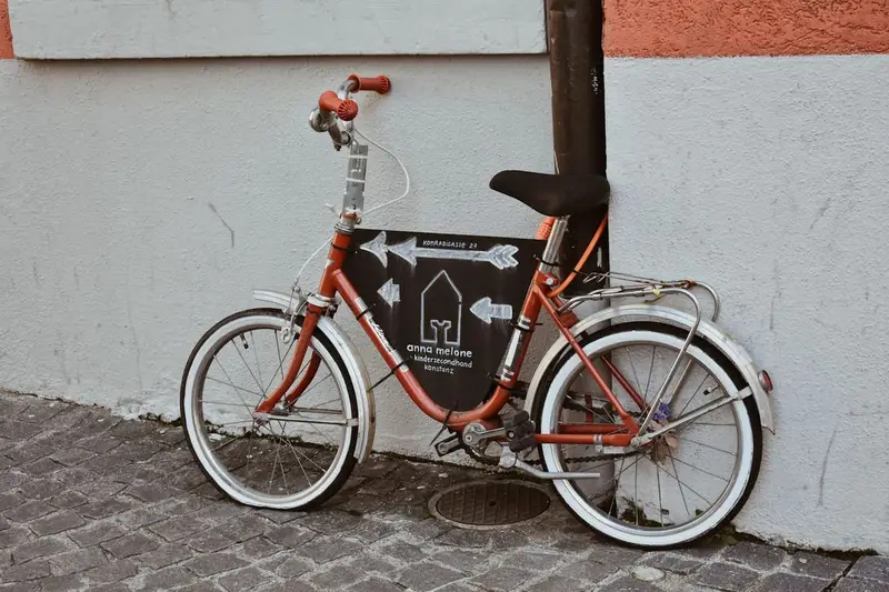 Kleine kinderfiets tegen een witte muur