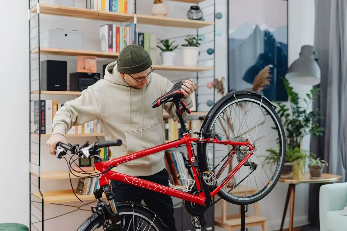 Een fiets wordt nagekeken op de standaard