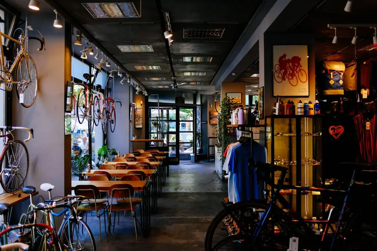 De winkel, met de fietsen op een rij